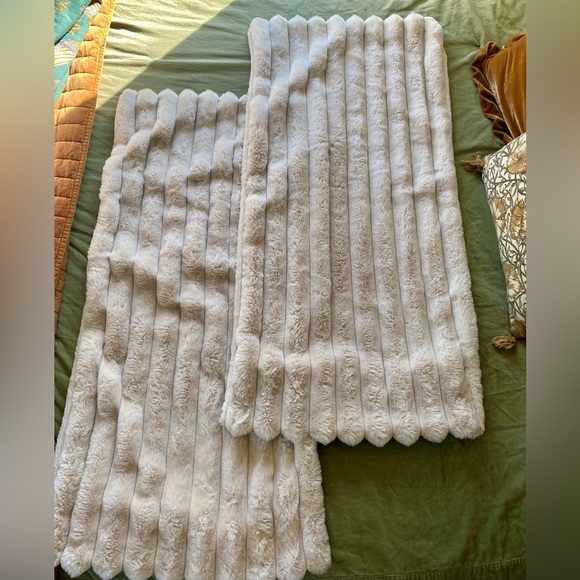 *Set of 2* Frye Luxurious Faux Rabbit Fur King Pillow Shams - Picture 4 of 7